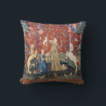 Coussin La Dame et la licorne, Goûtez<br><div class="desc">La Dame et la licorne, Goût (La Dame à la licorne, Le gout) Tapisserie médiévale (vers 1500). Cette tapisserie fait partie d'une série de six. Chaque tapisserie présente une dame médiévale dans différentes poses. Chaque scène représente l'un des cinq sens, ainsi qu'une sixième scène intitulée Mon Seul Desir (mon seul...</div>
