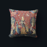 Coussin La Dame et la licorne, Odeur<br><div class="desc">La Dame et la licorne, l'Odeur (La Dame a la licorne, L'odorat) Tapisserie médiévale (vers 1500). Cette tapisserie fait partie d'une série de six. Chaque tapisserie présente une dame médiévale dans différentes poses. Chaque scène représente l'un des cinq sens, ainsi qu'une sixième scène intitulée Mon Seul Desir (mon seul désir)....</div>