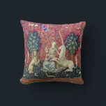 Coussin La Dame et la licorne, Vue<br><div class="desc">La Dame et la licorne, Vue (La Dame a la licorne, La vue) Tapisserie médiévale (vers 1500). Cette tapisserie fait partie d'une série de six. Chaque tapisserie présente une dame médiévale dans différentes poses. Chaque scène représente l'un des cinq sens, ainsi qu'une sixième scène intitulée Mon Seul Desir (mon seul...</div>