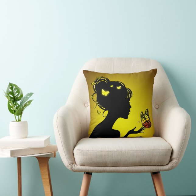 Coussin La femme papillons jaunes (Chaise)