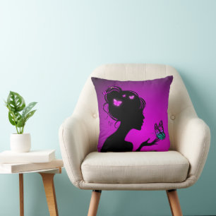 Coussin La femme papillons violets