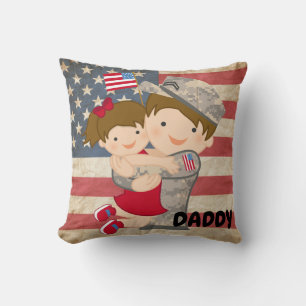Coussin La fille embrasse le soldat papa