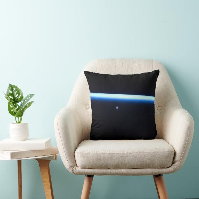 Coussin La fine ligne de l'atmosphère terrestre et une lun (Chaise)