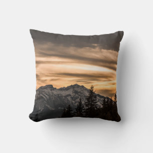 COUSSIN LA MONTAGNE DE NEIGE COUVERTE PENDANT LE COUCHER D