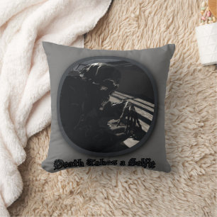 Coussin La mort prend un selfie