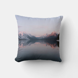 COUSSIN LA NEIGE COUVERT LA MONTAGNE PRÈS DU LAC PENDANT L
