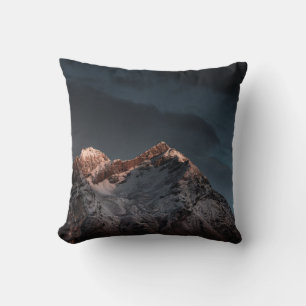 COUSSIN LA NEIGE COUVERT LA MONTAGNE SOUS LE CIEL BLEU PEN