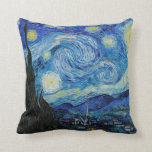Coussin La nuit étoilée (1889) par Vincent Van Gogh Coussi<br><div class="desc">The Starry Night est une toile peinte à l'huile par le peintre néo-impressionniste néerlandais Vincent van Gogh. Peint en juin 1889, il dépeint la vue depuis la fenêtre est de sa chambre d'asile à Saint-Rémy-de-Provence, juste avant le lever du soleil, avec l'ajout d'un village imaginaire. Il est dans la collection...</div>