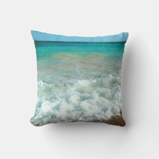 Coussin La scène d'aquarelle de plage animée