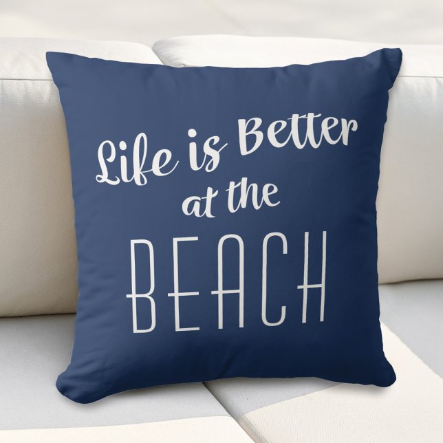 Coussin La vie à la plage est meilleure Typographie mignon (Beach Life is Better Cute Typography Nautical Blue Throw Pillow)