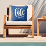 Coussin La vie en piscine est meilleure<br><div class="desc">Faites une déclaration pour votre maison ou un don comme cadeau amusant,  ce coussin extérieur présente votre nom de famille,  année établie,  et "Pool life parce que les plages être salées" en lettres chic. Modifiez la couleur à l'aide des outils Zazzle Edit.</div>