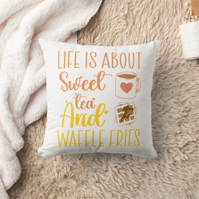 Coussin La vie est à propos de thé sucré et de frites gauf (Couverture)