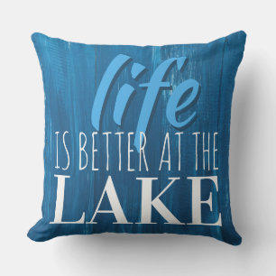 Coussin La vie est meilleure au thème Lake Blue Wood Beach