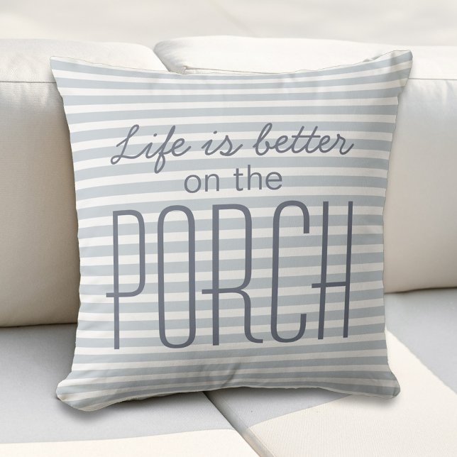Coussin La vie est meilleure sur la citation rayée bleu de (Life is Better on the Porch Blue Striped Quote Throw Pillow)