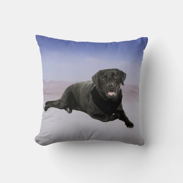 Coussin Labrador Chien assis sur la plage (Recto)