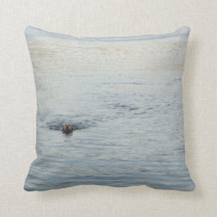 Coussin Labrador d'or dans le lac