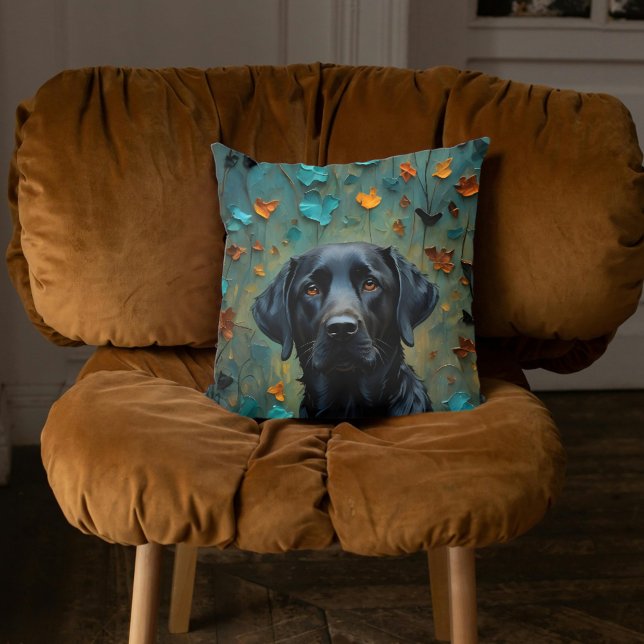 Coussin Labrador noir en Feuille (Black Labrador in Leaves Throw Pillow by Ricaso. Dog artwork on a cozy home pillow, ideal gift idea)