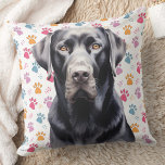 Coussin Labrador Retriever Colorful Empreinte de patte Amo<br><div class="desc">Présentez notre Coussin Labrador Retriever, l'ajout parfait à toute collection de déco maison d'amoureux de les chiens. Disponible dans des laboratoires noirs, jaunes ou chocolatés, ce coussin propose des empreintes de pattes colorés dans un style rétro mais moderne. Conçu pour les amoureux du labrador, les éleveurs, les mamans à chiens...</div>