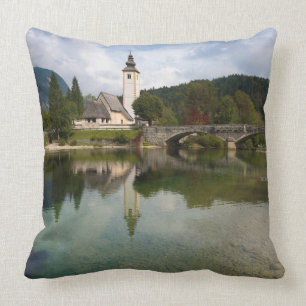 Coussin Lac Bohinj avec l'église dans le carreau de la
