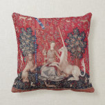 Coussin Lady et Unicorne Vue de la Tapisserie Médiévale<br><div class="desc">La dame et les tapisseries de licorne présentent une dame médiévale dans différentes poses, chacune représentant l'un des cinq sens, et une sixième scène avec des mots sur la tente Mon Seul Désir (mon seul désir). Étant parmi les oeuvres médiévales les plus célèbres du monde, ces objets de licorne ajoutent...</div>