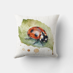 Coussin Ladybug assis sur une feuille de couleur d'eau viv