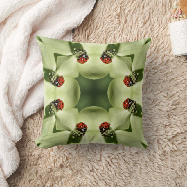 Coussin Ladybug On Dogwood Nature Art   (Couverture)
