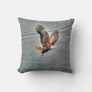 Coussin L'aigle à tête blanche américain survole l'océan