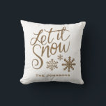 Coussin Laisser neiger Décor de Noël Jeter l'oreiller<br><div class="desc">Blanc avec or Laisser neiger Noël personnalisé jeter l'oreiller. Parfait pour agrémenter votre décor de vacances à la maison..</div>