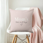 Coussin L'amour de maman et ses câlins rose | Cadeau de la<br><div class="desc">Envelopper maman dans le confort avec cet oreiller rose "Mom’s Love & Hugs", un ajout chaleureux et confortable à n’importe quelle maison! Conçu avec amour, ce coussin rose pastel doux est un rappel quotidien de la chaleur, du soin et des étreintes incessantes de maman. Parfait pour décorer le salon, la...</div>