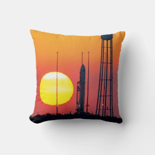 Coussin Lancement de la fusée Antares de la NASA au lever