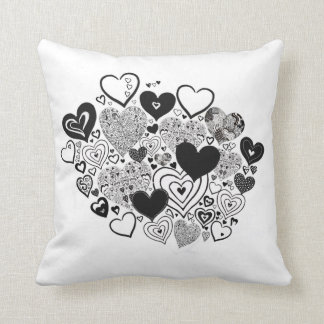 Coussin Lancer l'oreiller avec les détails du coeur noir e