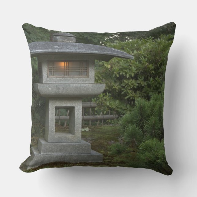 Coussin Lantern en pierre éclairé dans le jardin japonais (Recto)