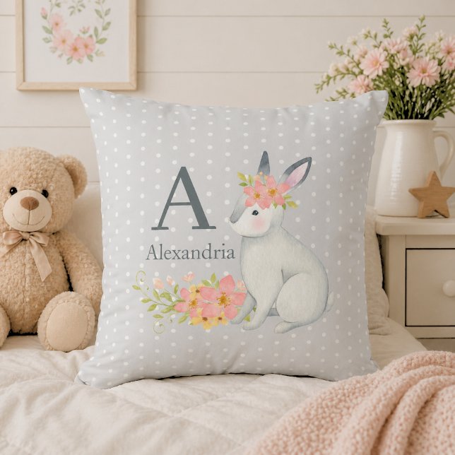 Coussin Lapin au monogramme de fleurs roses (Créateur téléchargé)