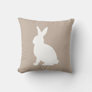 Coussin Lapin blanc assis en silhouette sur Pâques beige