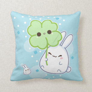 Coussin Lapin blanc mignon avec le trèfle de kawaii