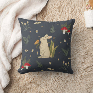 Coussin Lapin botanique marine de Dark Cottagecore dans un