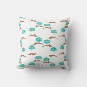 Coussin lapin de pâques et oeufs sur blanc