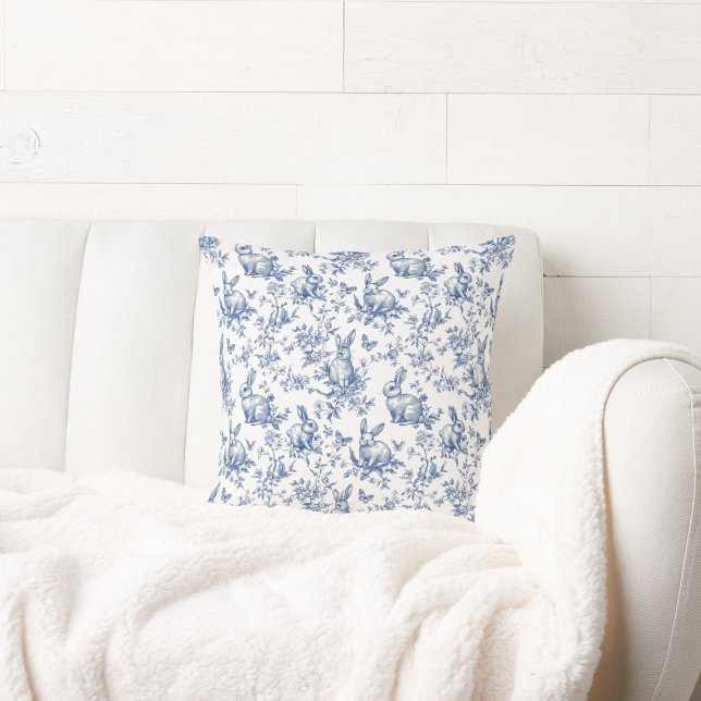Coussin Lapin de printemps bleu chinoiserie (Spring Bunny Blue Chinoiserie Throw Pillow)