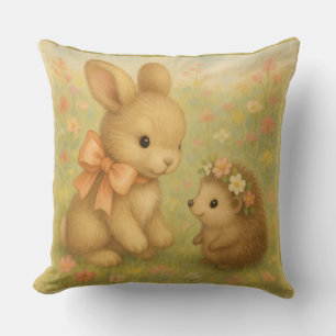 Coussin Lapin et hérisson en couronne florale, aquarelle
