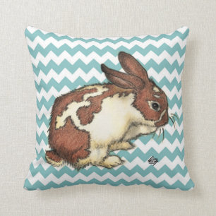 Coussin Lapin se lavant le visage avec le chevron bleu