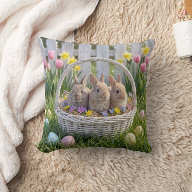 Coussin Lapins de Pâques dans un panier en osier sur l'her (Couverture)