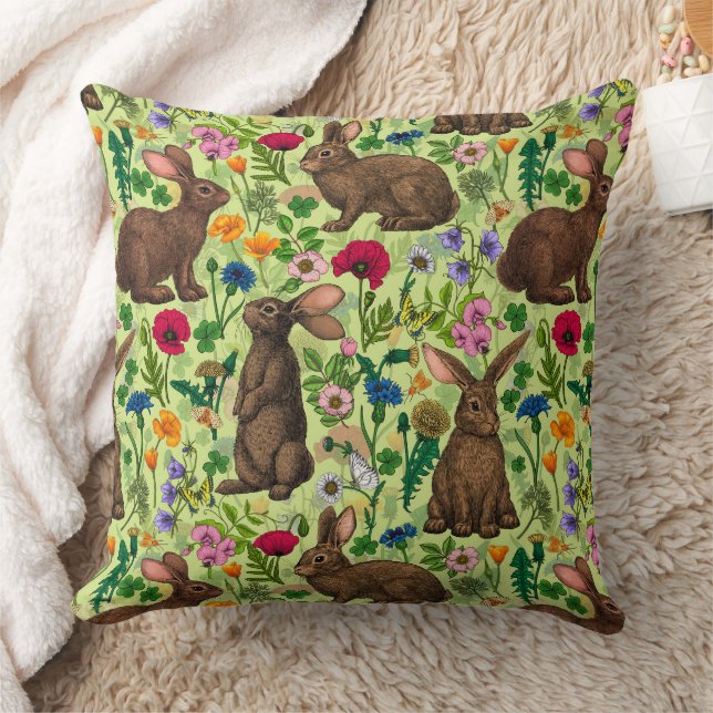 Coussin Lapins et fleurs sauvages sur le vert miel (Couverture)