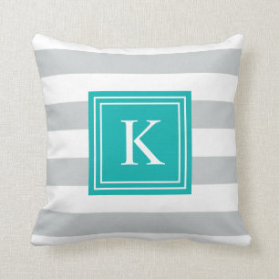 Coussin L'Aqua et le monogramme gris ont barré le carreau
