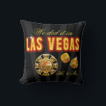 Coussin Las Vegas Lights Mr. & Mme Newlyweds | noir<br><div class="desc">Élégant, glam jetez oreiller caractéristiques Las Vegas dans les lumières, des dés roulants, puce de casino personnalisable - parfait souvenir souvenir cadeau pour le nouveau Mr. & Mme Utilisez le bouton PERSONNALISER IT pour personnaliser avec votre propre texte. Invitations assorties et autres produits disponibles. Pour toute question ou demande, envoyez...</div>