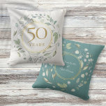 Coussin Laurel Garland Faux Gold 50 Anniversaire Mariage<br><div class="desc">Conçu pour coordonner avec notre collection de mariages d'or Laurel garland. Une guirlande décorative de laurier entoure une fausse bordure en feuille d'or contenant un texte de 50 ans. Le verso présente les noms du couple marié dans une guirlande à feuille florale et fausse or assortie. Conçu par Thisisnotme©</div>