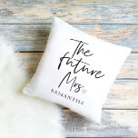 Coussin L'avenir Mme et votre nom | Cadeau de beauté moder<br><div class="desc">Présentation de "L'Avenir Madame et Votre Nom" Ensemble cadeau de beauté moderne de Zazzle Célébrez l'occasion joyeuse de l'avenir Madame avec un ensemble cadeau de beauté moderne de Zazzle qui combine luxe, personnalisation et style. Ce jeu de cadeaux exclusif est conçu pour lui faire sentir vraiment spécial alors qu'elle embarque...</div>