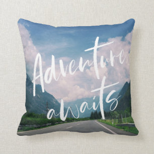 Coussin L'aventure attend la citation de voyage
