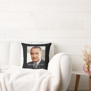 Coussin LBJ et citation "Savoir ce qui est juste"