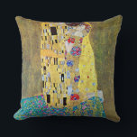 Coussin Le baiser de Gustav Klimt, Art Nouveau Vintage<br><div class="desc">Le Kiss (Der Kuss) (1907/08) de Gustav Klimt est probablement son oeuvre la plus célèbre. Klimt a commencé à y travailler en 1907 et c'est le point culminant de sa soi-disant "période d'or". The Kiss est une vintage peinture d'amour et d'amour de l'époque victorienne Symbolisme mettant en vedette un couple...</div>