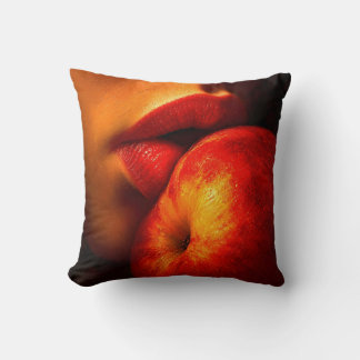 Coussin Le Baiser de Nectarine – Un Portrait Intime
